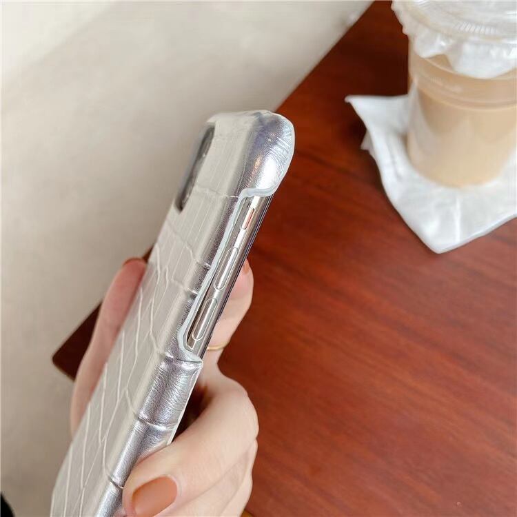 おしゃれなシルバーのスマホケース PN0094