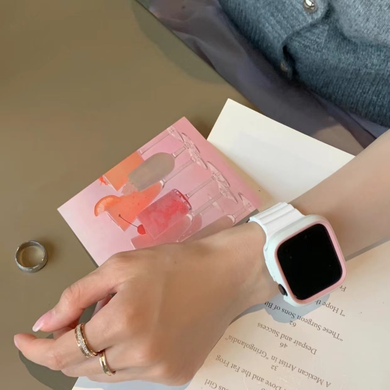 White Silicon Band & White Pink Apple Watch Case ホワイトシリコンバンドとホワイトとピンクのケース付き R01238