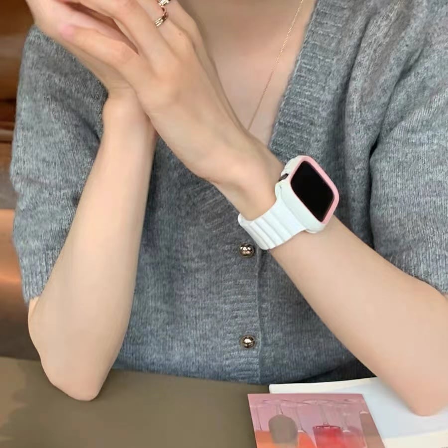 White Silicon Band & White Pink Apple Watch Case ホワイトシリコンバンドとホワイトとピンクのケース付き R01238