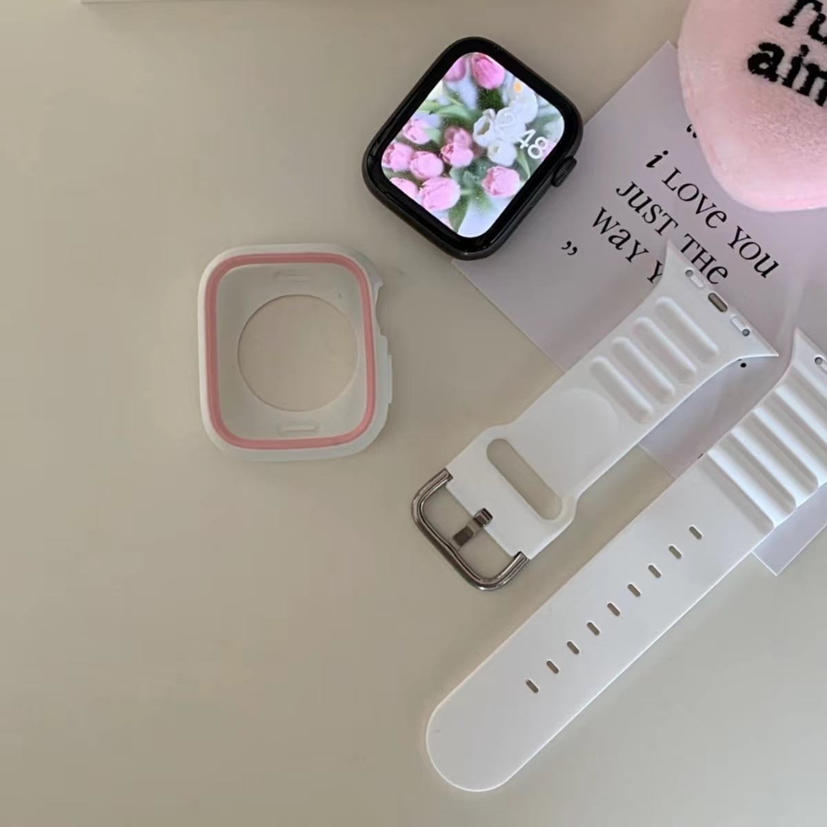 White Silicon Band & White Pink Apple Watch Case ホワイトシリコンバンドとホワイトとピンクのケース付き R01238