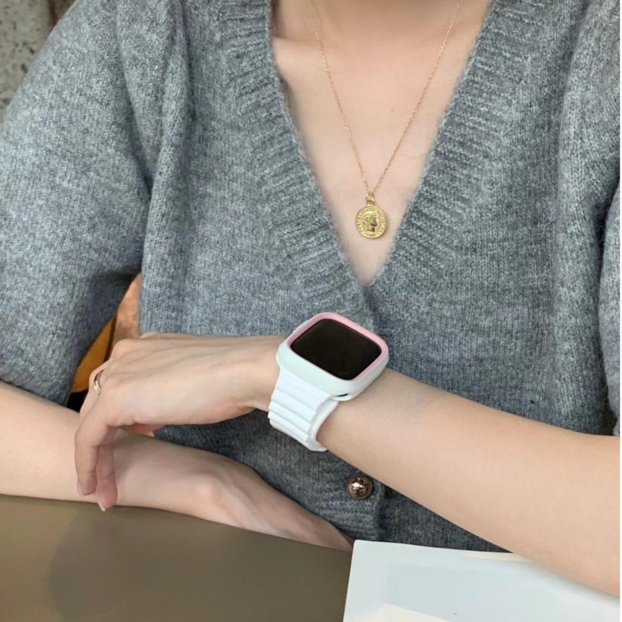 White Silicon Band & White Pink Apple Watch Case ホワイトシリコンバンドとホワイトとピンクのケース付き R01238