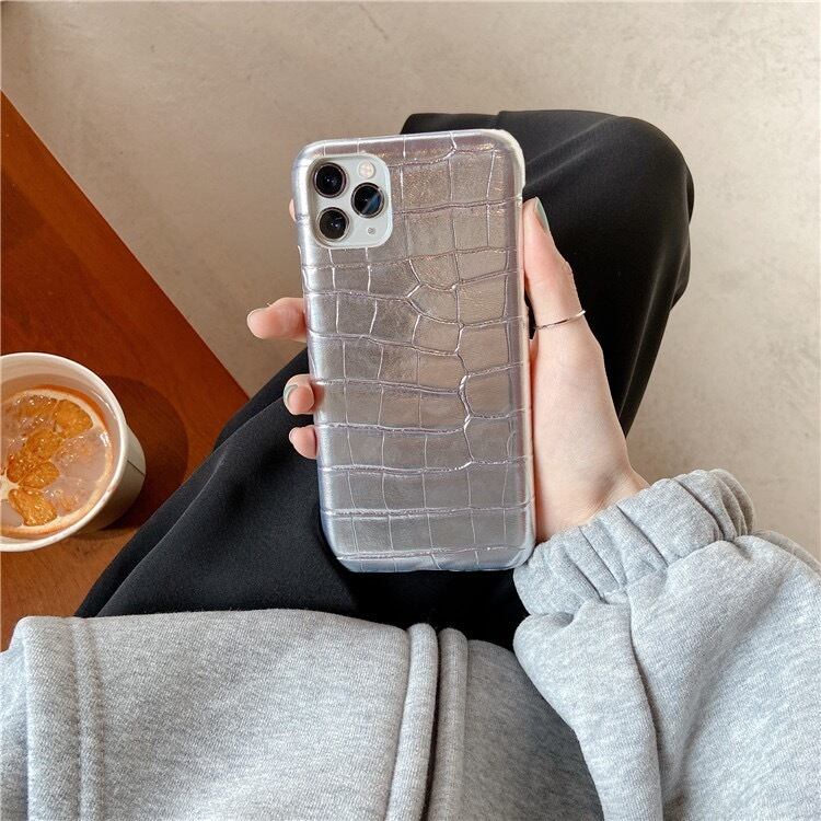 おしゃれなシルバーのスマホケース PN0094