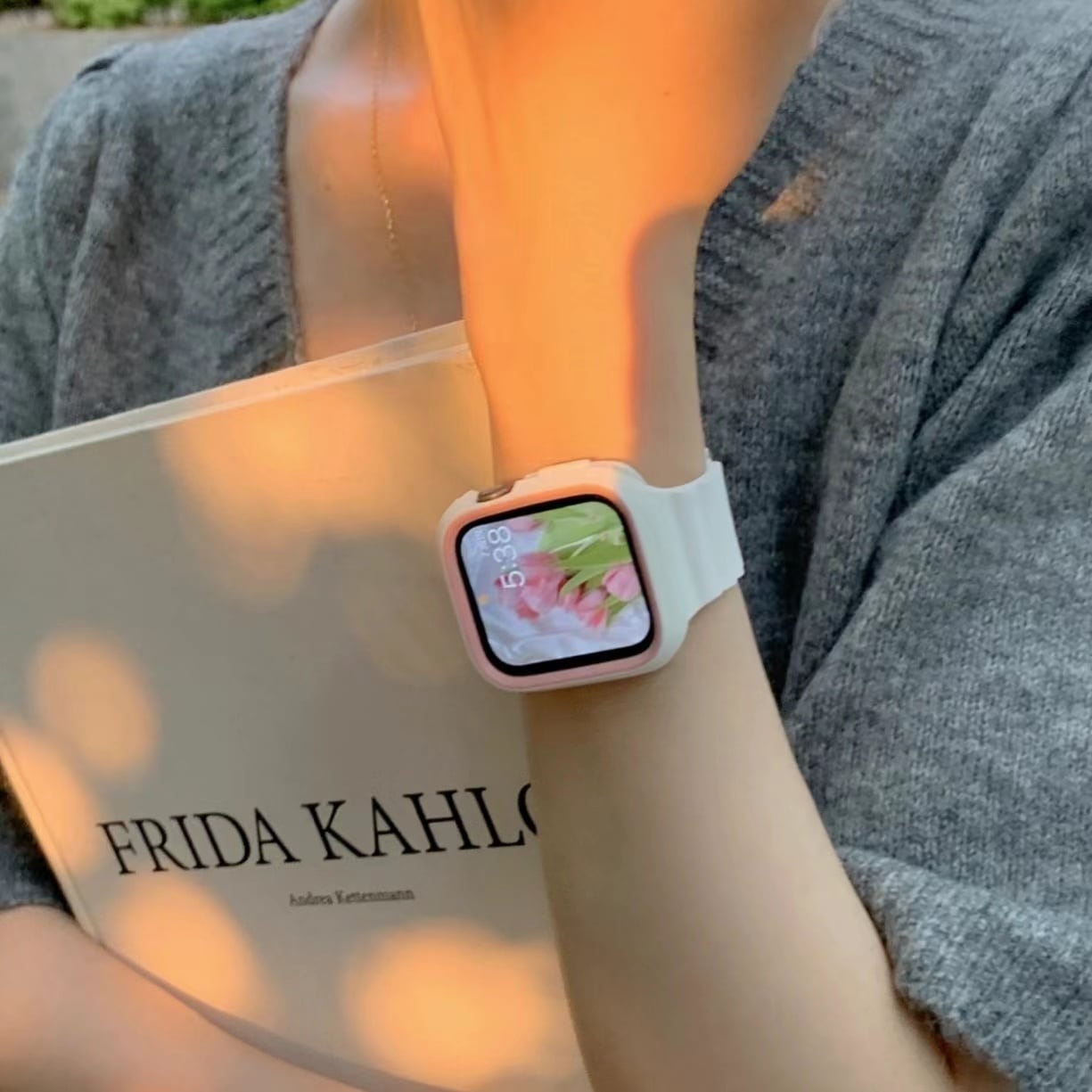 White Silicon Band & White Pink Apple Watch Case ホワイトシリコンバンドとホワイトとピンクのケース付き R01238