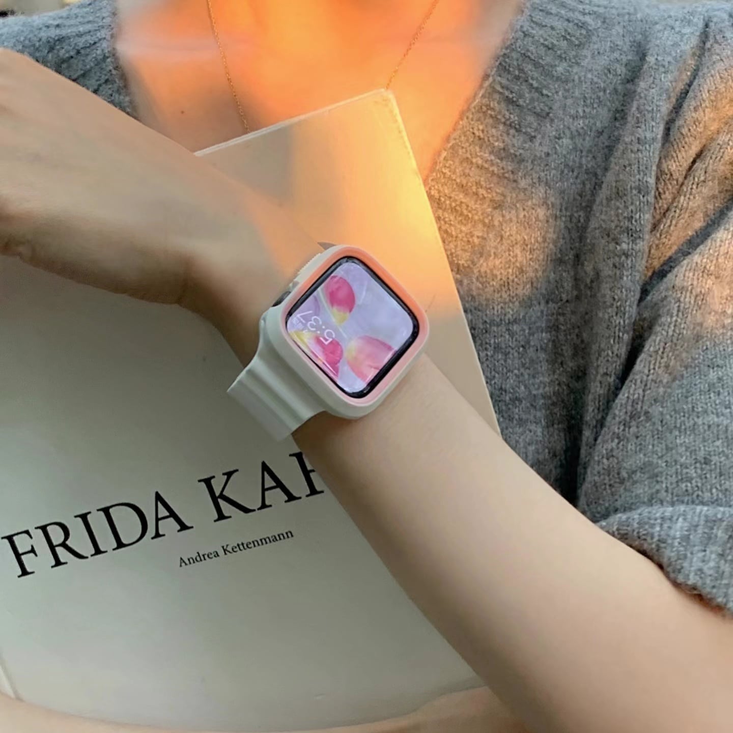 White Silicon Band & White Pink Apple Watch Case ホワイトシリコンバンドとホワイトとピンクのケース付き　R01238