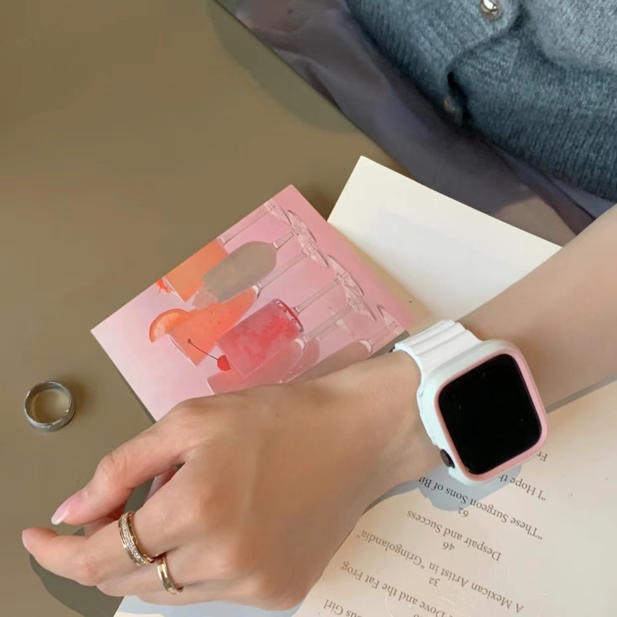 White Silicon Band & White Pink Apple Watch Case ホワイトシリコンバンドとホワイトとピンクのケース付き　R01238